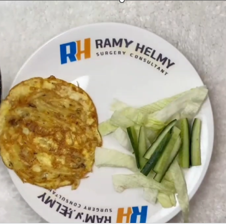 بيض أومليت وخضار